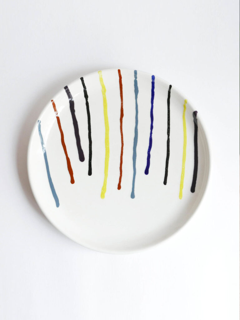 Grande assiette en céramique blanche motif rayures colorées