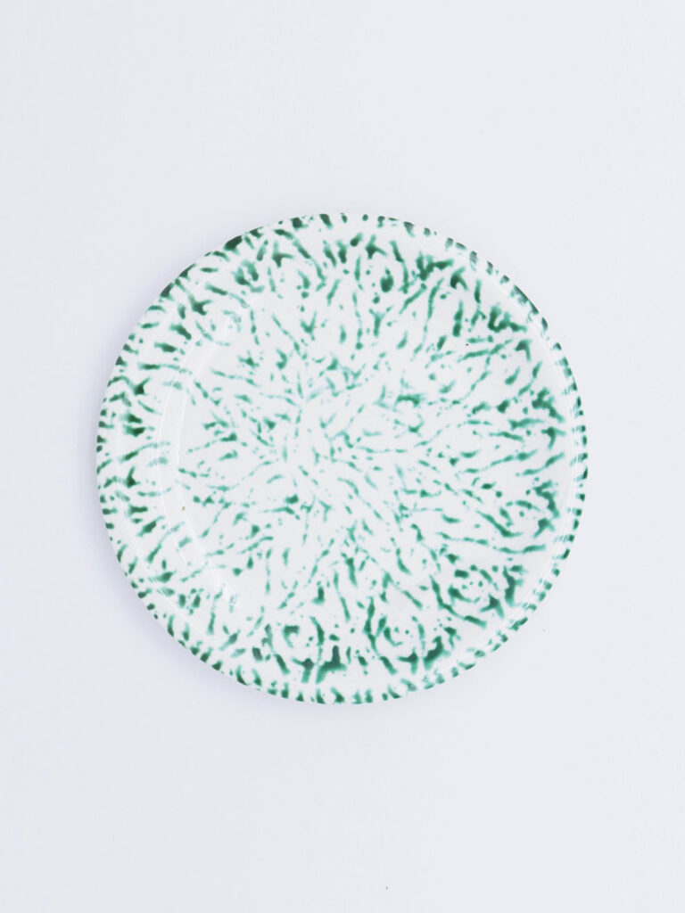 Assiette plate à diner sans rebord avec motif moucheté projeté vert splatterware