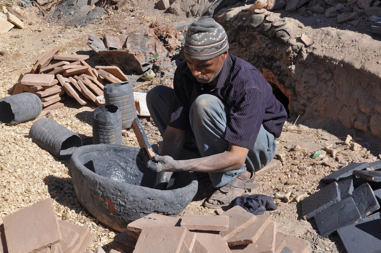 Artisan potier marocain au travail dans son atelier