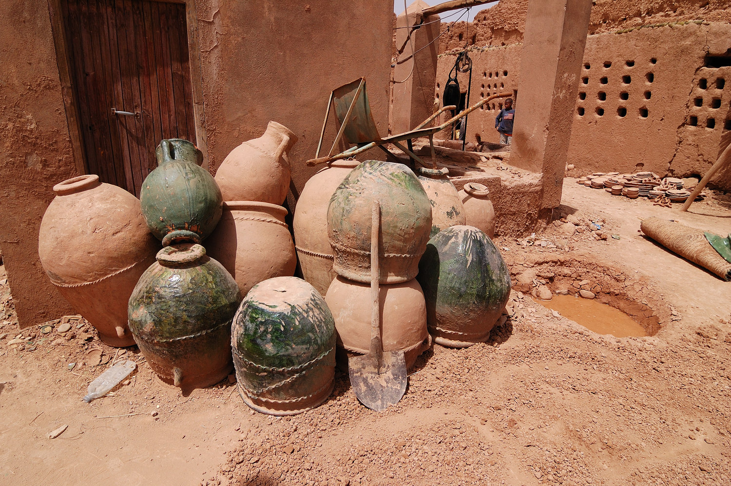 Grand pot de jardin marocain Tamegroute avec frise en relief