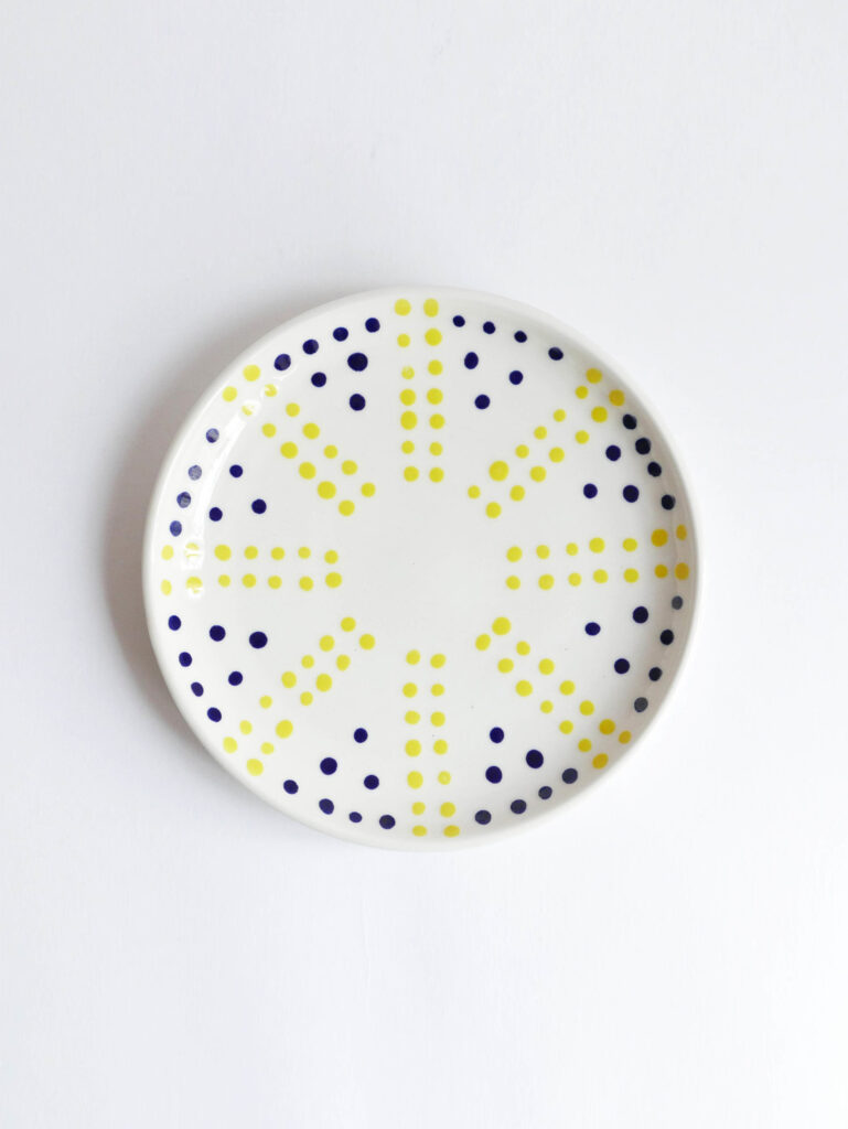 Assiette vaisselle motif soleil avec pois jaunes et bleus