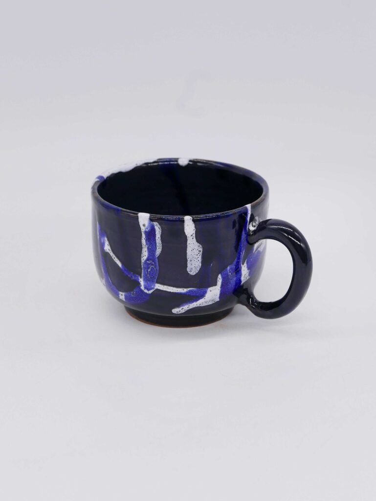 Tasse à thé en faïence bleue